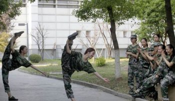 女生軍訓(xùn)時(shí)褲子開檔,定做服裝質(zhì)量為何這么水？