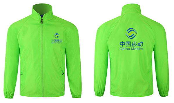 紅色定制風(fēng)衣背后款式及LOGO印制效果圖