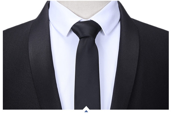 一?？矍喙I(lǐng)商務(wù)西裝定制領(lǐng)型細(xì)節(jié)特寫圖