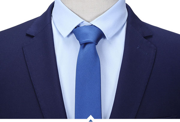 蘭色商務(wù)西裝定做衣領(lǐng)細節(jié)特寫圖