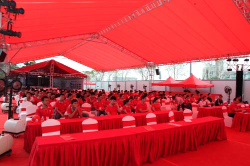 集團員工身穿工作服T恤風(fēng)彩