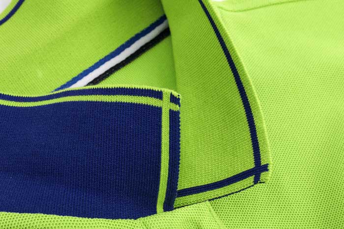 1898號時尚翻領(lǐng)短袖POLO衫定做之成衣領(lǐng)部花形細(xì)節(jié)放大展示圖