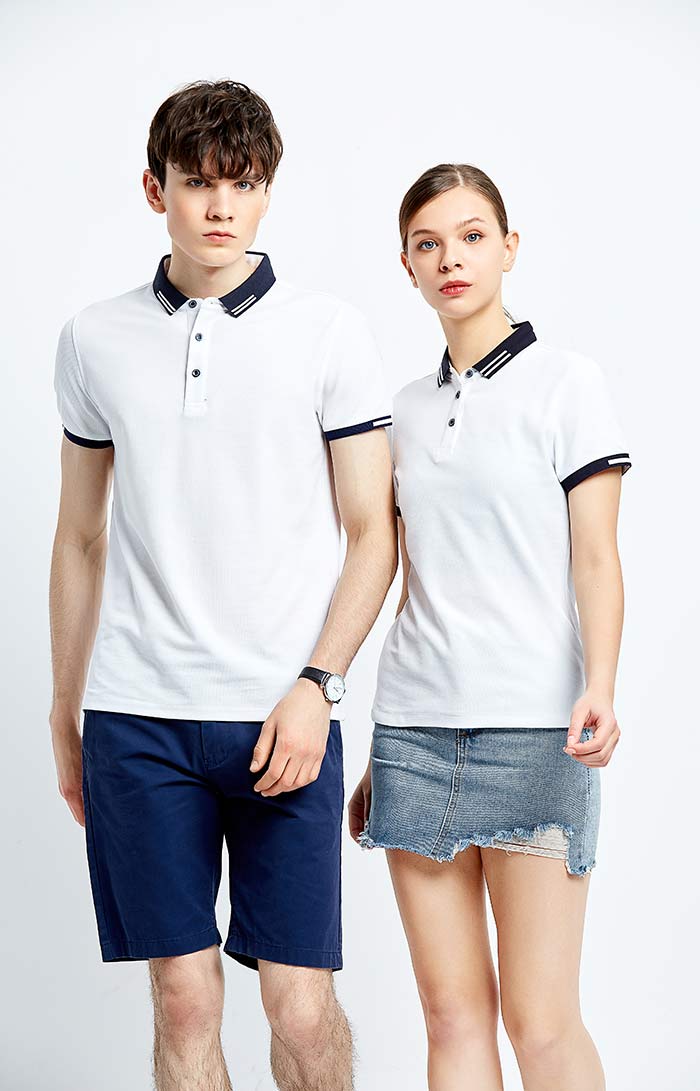 220克錦上添花翻領短袖T恤衫定做之白色藍領款式模特展示圖